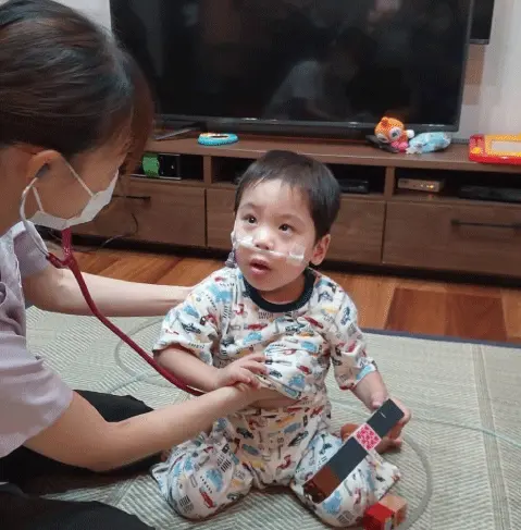 アクアキッズの従業員が子供を聴診している施設の状況